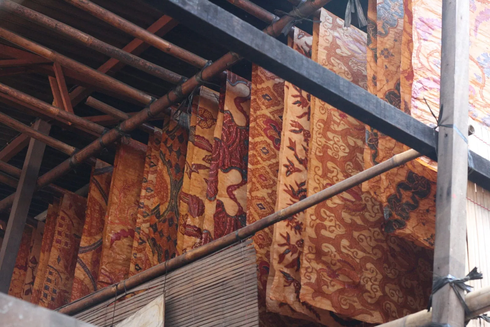 Kain batik dijemur di bawah atap bambu